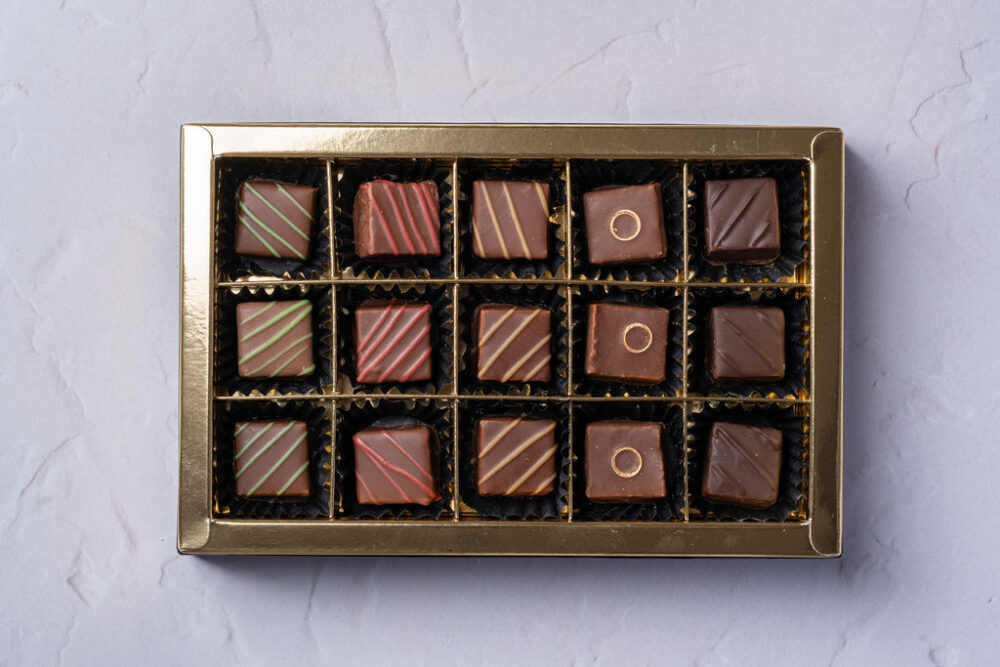 Petite box with 15 Pcs Artisan Chocolates (Assortment 3) - Image 2