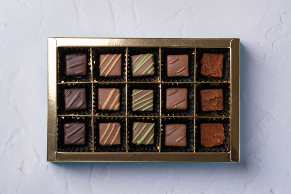 Petite box with 15 Pcs Artisan Chocolates (Assortment 2) - Image 2